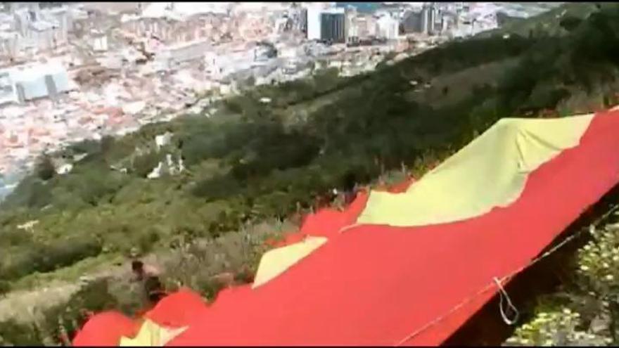 Vox despliega en Gibraltar una bandera de España
