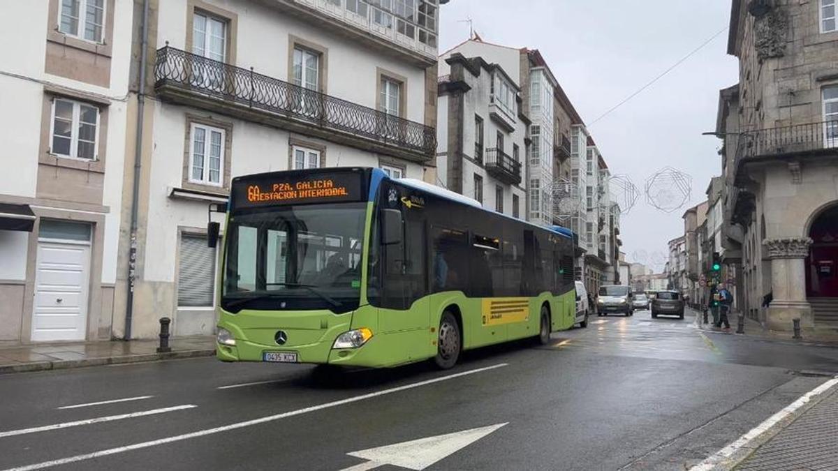 Uno de los autobuses urbanos realizando el servicio de la línea 6A