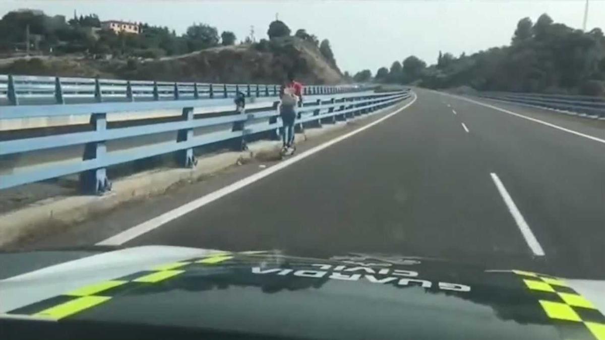 Vídeo: L'enxampen circulant amb un patinet elèctric per l'autopista AP-7