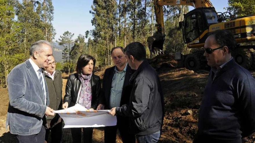 La titular de Medio Rural, Ángeles Vázquez, visitó las obras de la parcelaria en mayo. // Bernabé/Javier Lalín