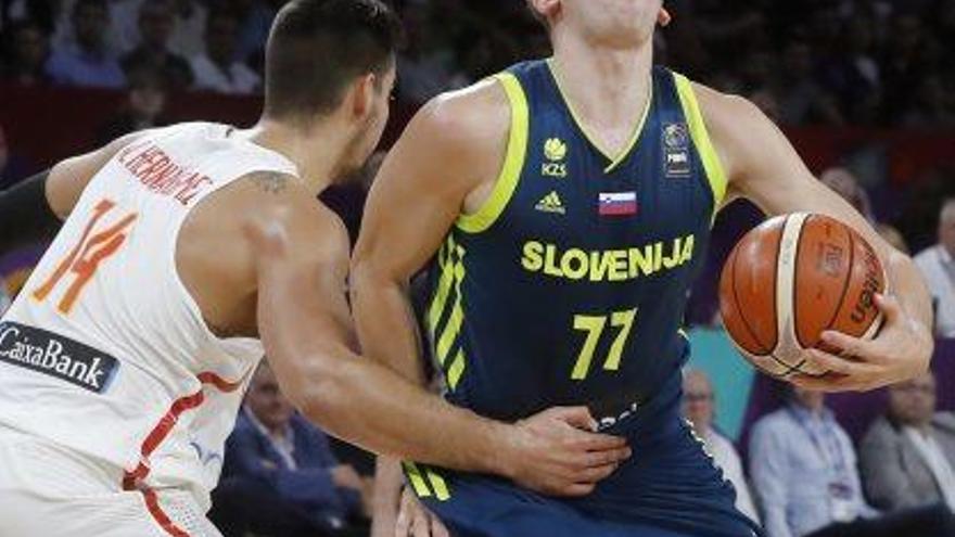 Willy Hernangómez intenta aturar Luka Doncic, el millor eslovè ahir