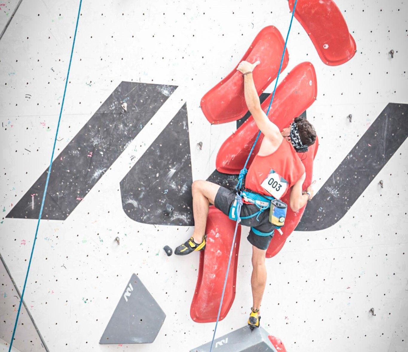 Guillermo Pelegrín, escalando en una prueba de Dificultad.