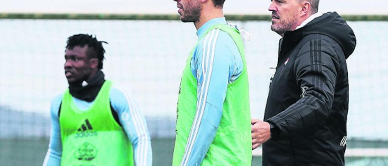 Óscar García, junto a Smolov y Aidoo, durante un entrenamiento en A Madroa. // Ricardo Grobas