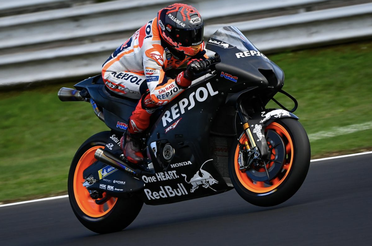 Márquez a lomos de su nueva montura