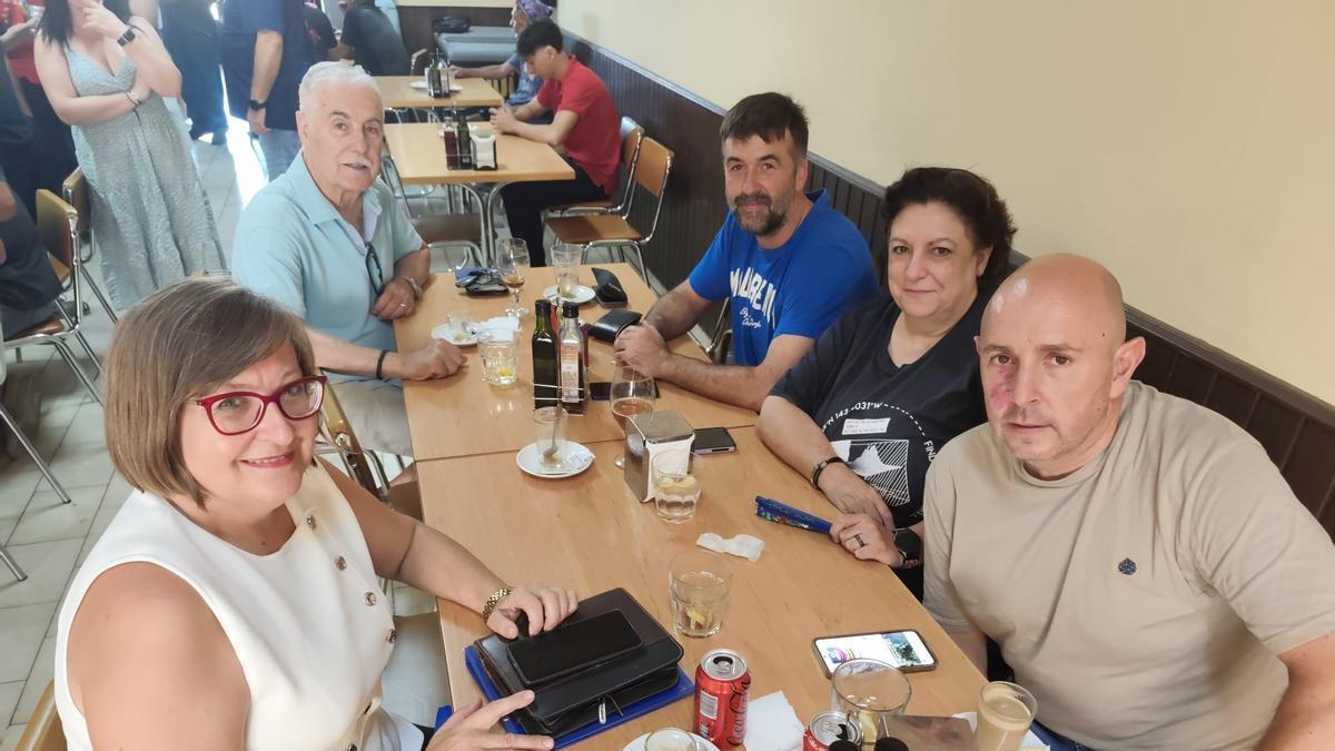 Miembros de la Asociación Ornitológica Isla de Ibiza en un bar
