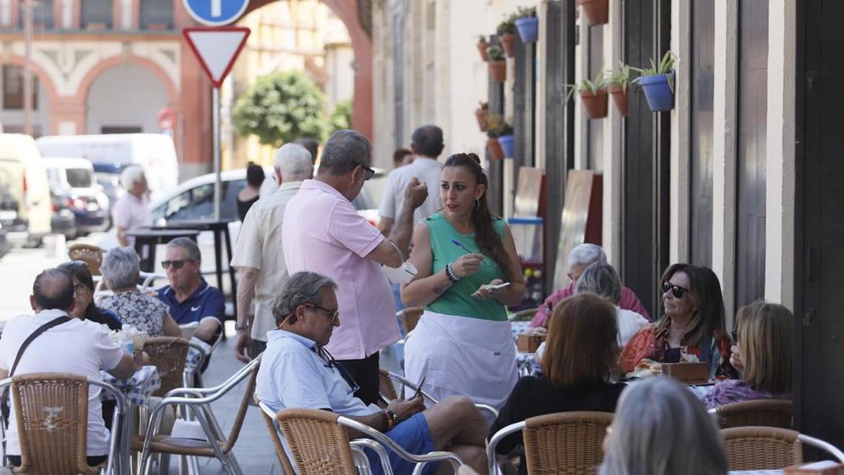 Veladores en un bar de la plaza de la Corredera de Córdoba
