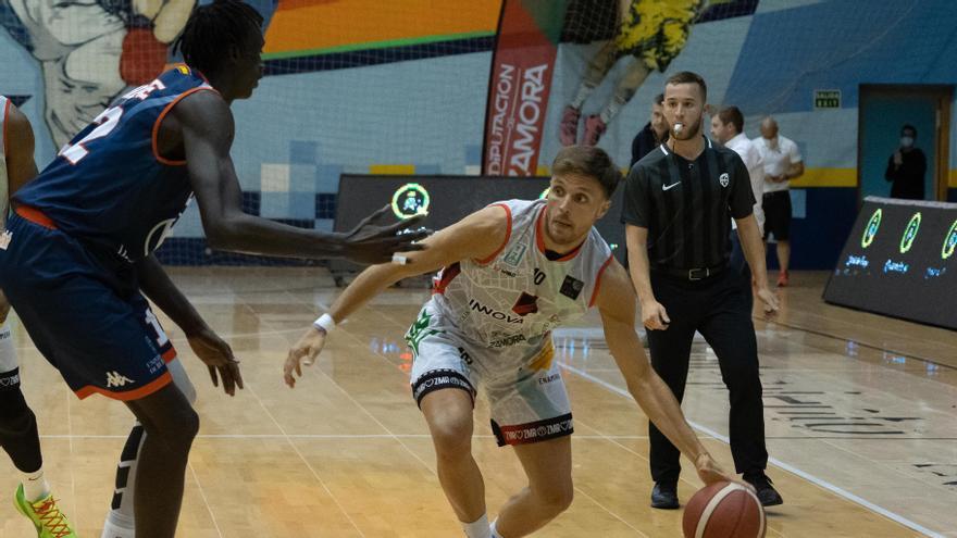 Alejandro Zurbriggen busca dar el balón a un compañero en el partido ante el Tizona Burgos de LEB Plata.