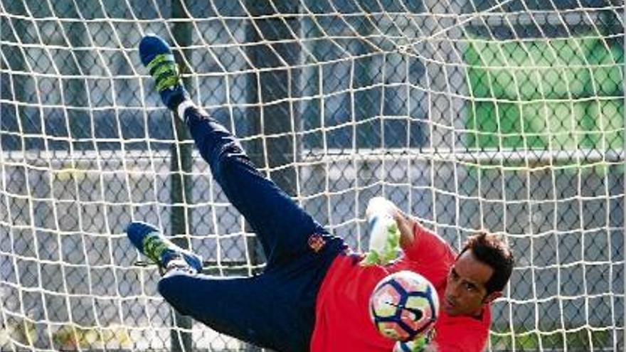 El Barça rep el Betis pendent del futur de Bravo a la porteria