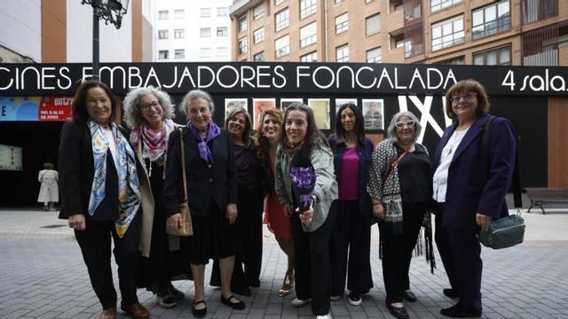 Las premiadas, por la izquierda Rosa Cid, Gema Arbesú, Eva García, Gimena Llamedo, Anabel Santiago, Aitana Castaño, Rosa Fernández, Ana Suárez y Aquilina Fueyo.