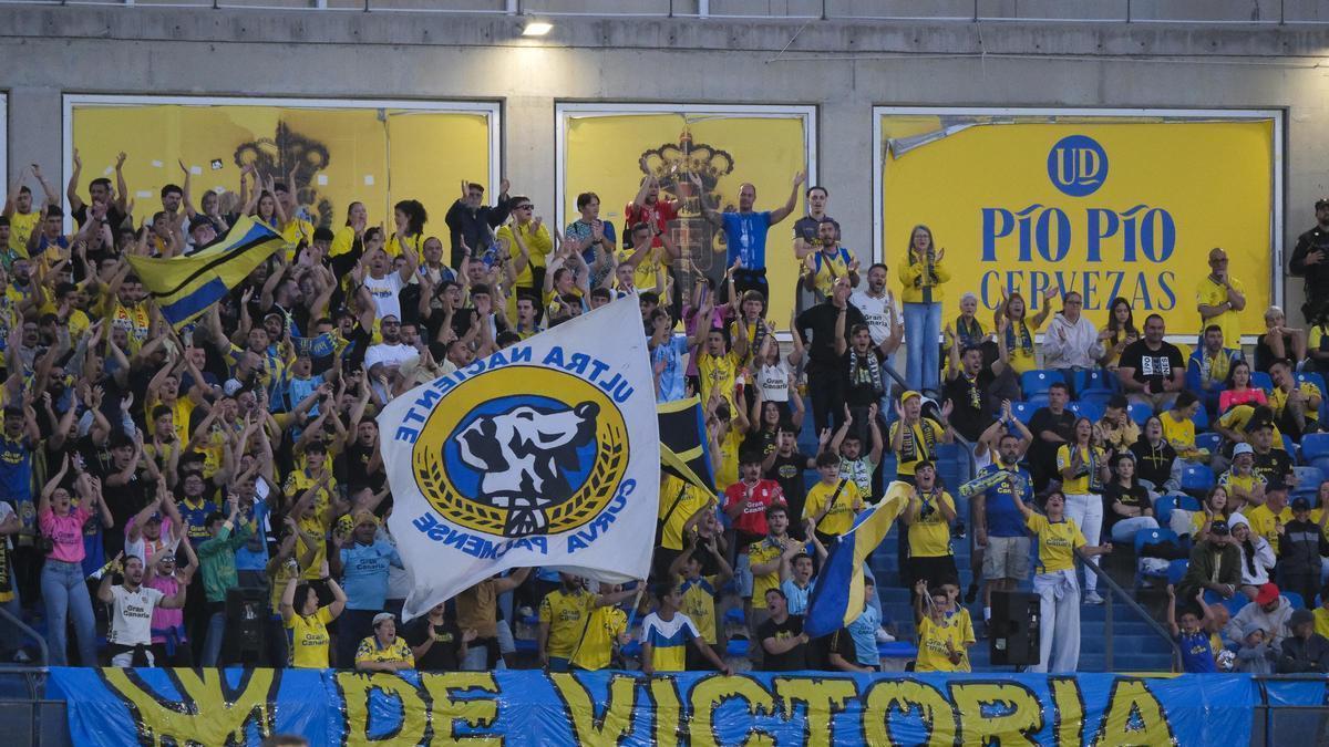 Los aficionados de la UD Las Palmas disfrutan del partido en el estadio entre su equipo y el Real Valladolid