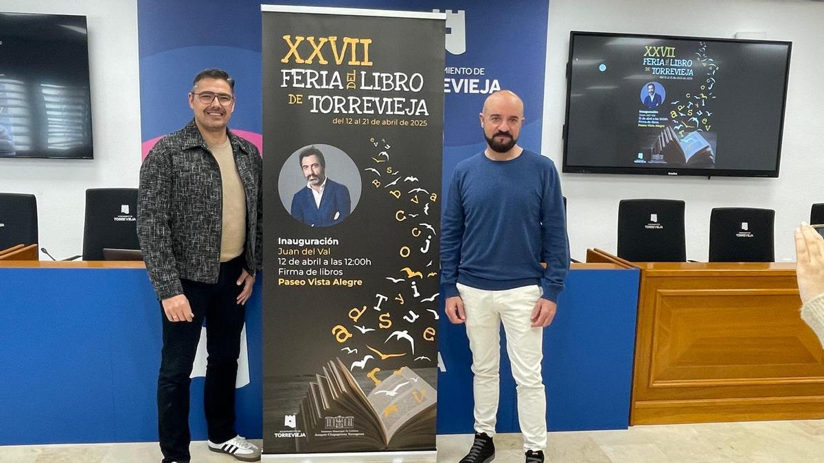 El gerente de Cultura, Miguel Fernández, y el concejal de Cultura, Antonio Quesada, presentaron la Feria del Libro de Torrevieja