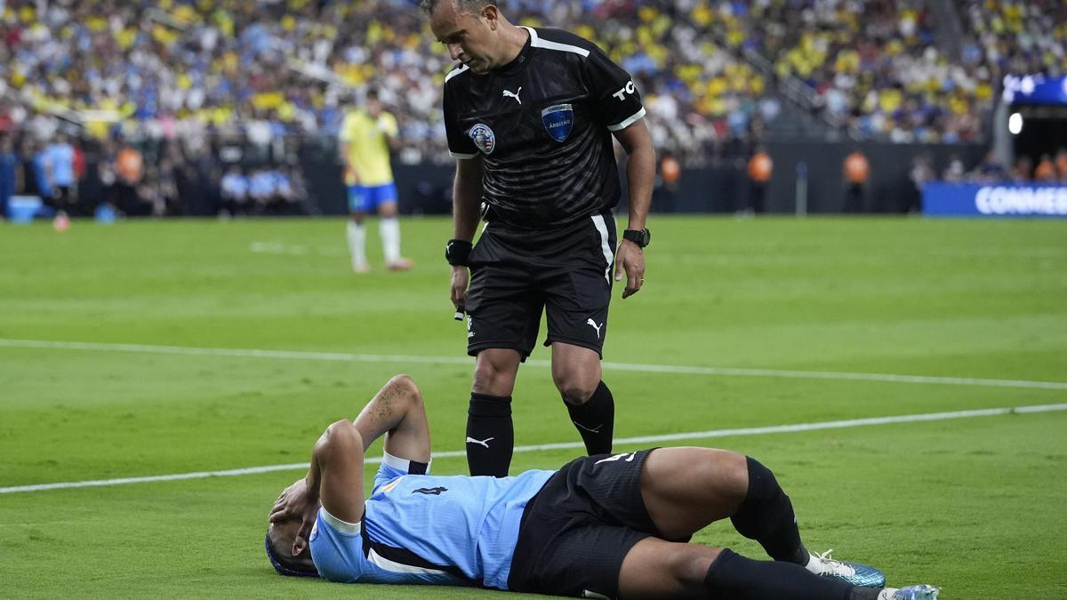 Araujo se lamenta de la lesión muscular que padeció con Uruguay en la Copa América ante Brasil.
