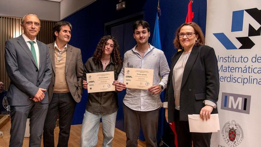 Irene Corral y Sergio Sanjurjo, en el centro, con sus diplomas, al recoger el premio. | Uniovi