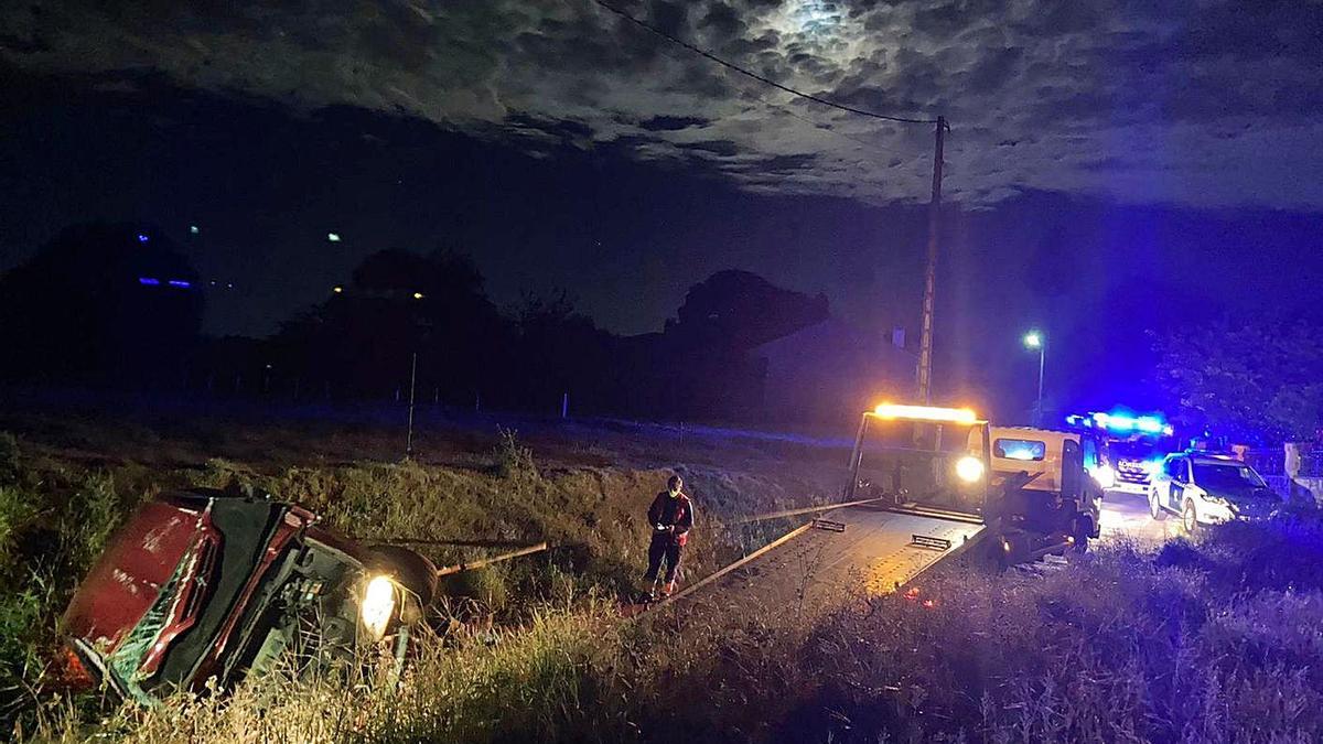 Herido leve tras volcar junto a la iglesia de Donsión | EMERXENCIAS LALÍN