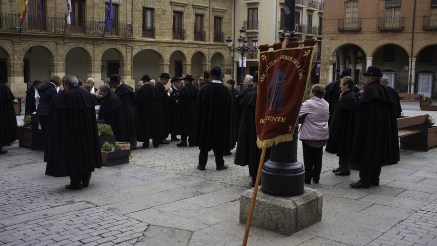 Amigos de la Capa en la Plaza Mayor de Benavente.