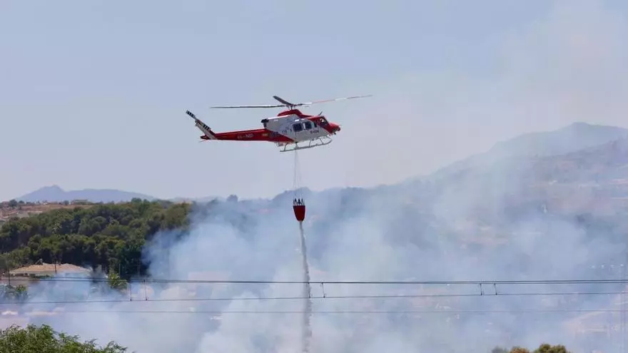 Así han vivido los vecinos el incendio declarado en el cauce del río Vinalopó a su paso por Cox
