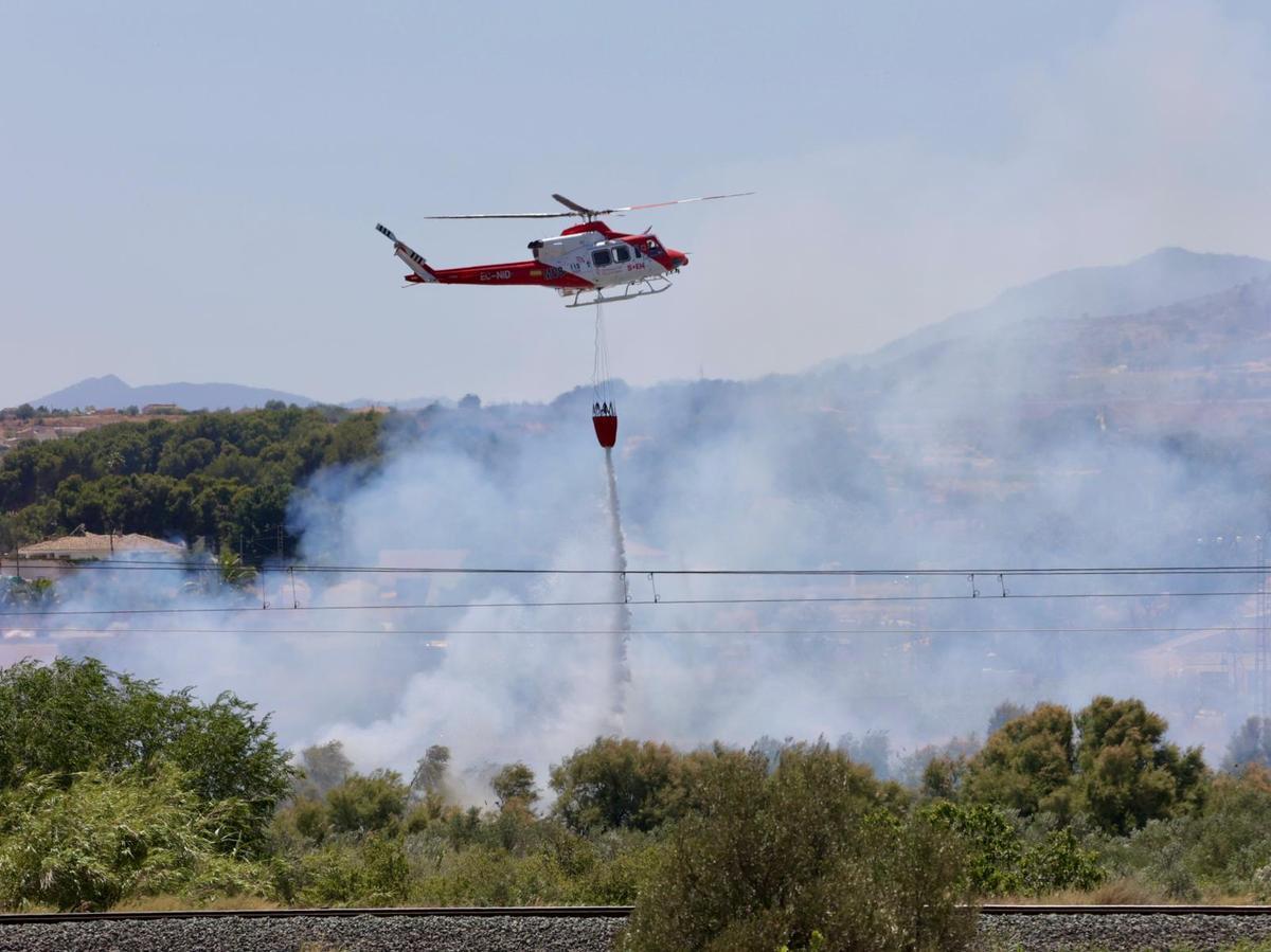 Las imágenes del incendio declarado en el cauce del río Vinalopó en pleno casco urbano de Sax Las imágenes del incendio declarado en el cauce del río Vinalopó en pleno casco urbano de Sax