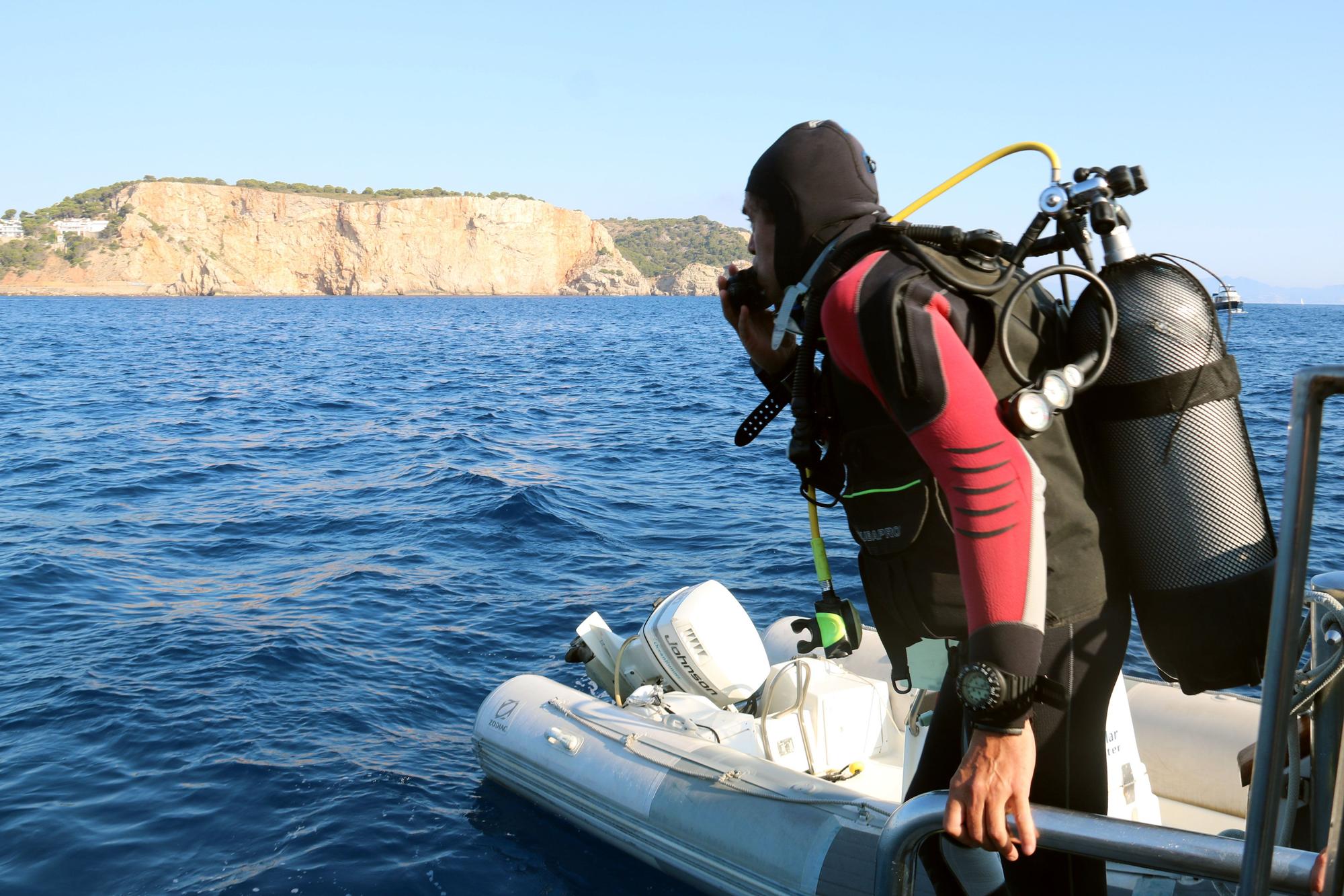 Un submarinista a punt d'entrar a l'aigua per fer una immersió a les Illes Medes
