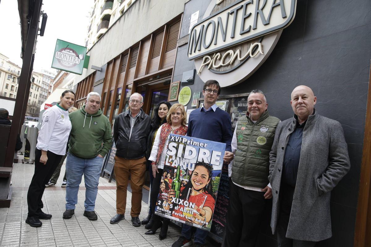 Organizadores, jurado y llagareros, antes de la cita.