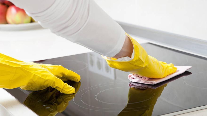 Cómo limpiar la cocina: trucos para fregar la suciedad de tu vitrocerámica