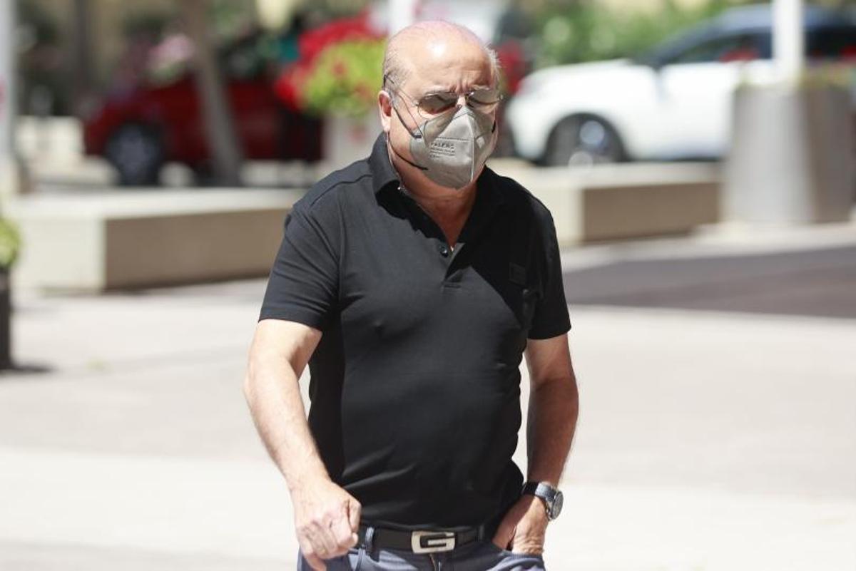 José Antonio M. A. (izda), presidente de los feriantes, y su yerno Alejandro C. S., dueño del castillo. | GERMÁN CABALLERO