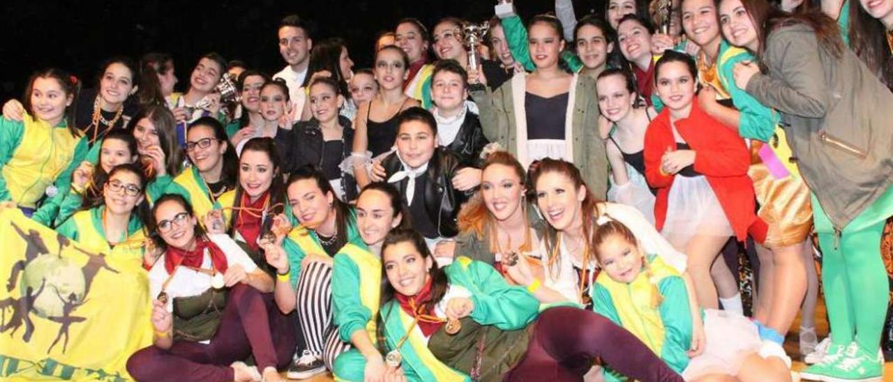 Foto de familia de los alumnos de la escuela viguesa Bambalina con las medallas y trofeos obtenidos en Madrid.