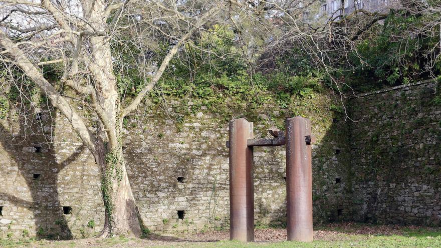 Unha obra de Chillida e outras esculturas públicas que pasan inadvertidas nas rúas de Santiago