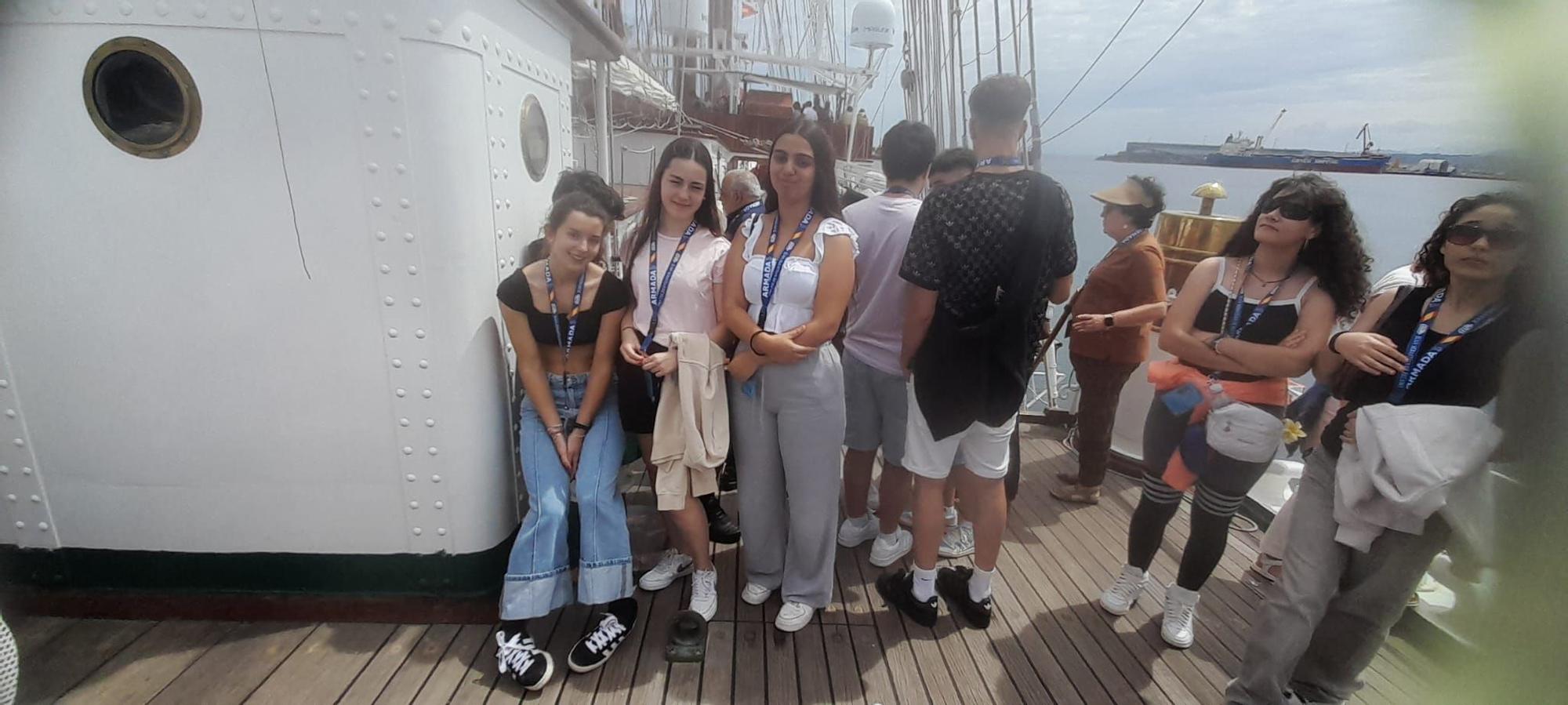 Los estudiantes del instituto de Vegadeo son recibidos en el “Elcano”