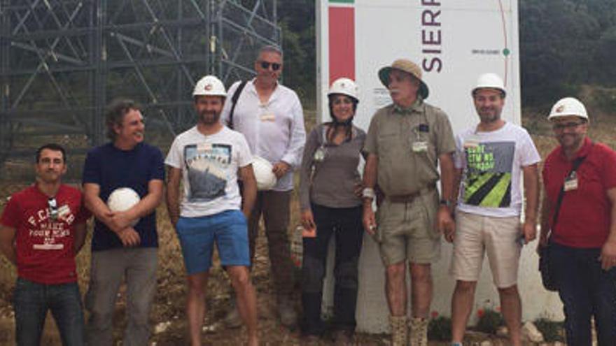 Jordi Juan, segundo por la derecha, junto con ediles y representantes de Atapuerca.