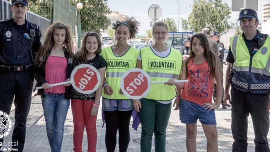Seis alumnas regulan el tráfico de su colegio