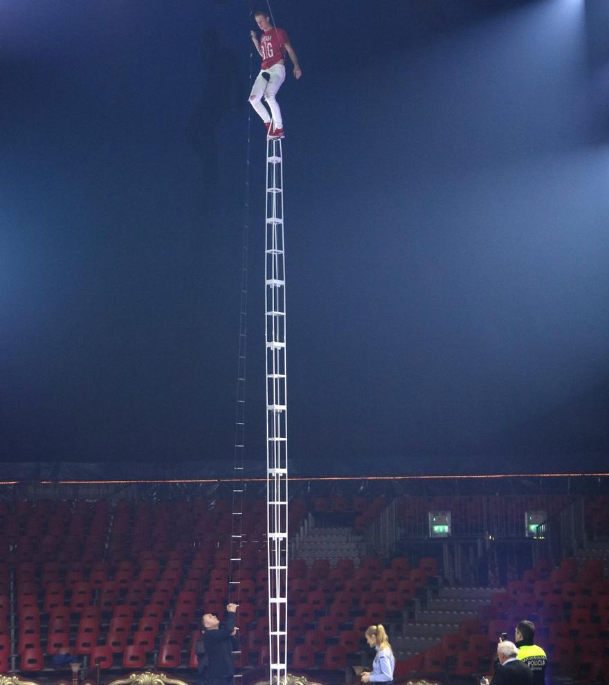 L&#039;artista Wesley Williams ha superat el rècord Guiness de recórrer 8,5 metres amb el monocicle més alt del món