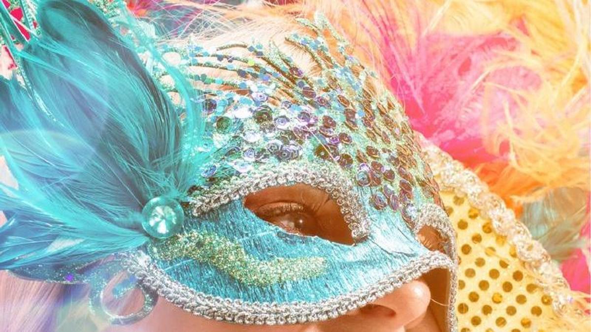 Iberostar patrocina un vestido único y sostenible de una candidata a Reina del Carnaval de Santa Cruz de Tenerife 2023