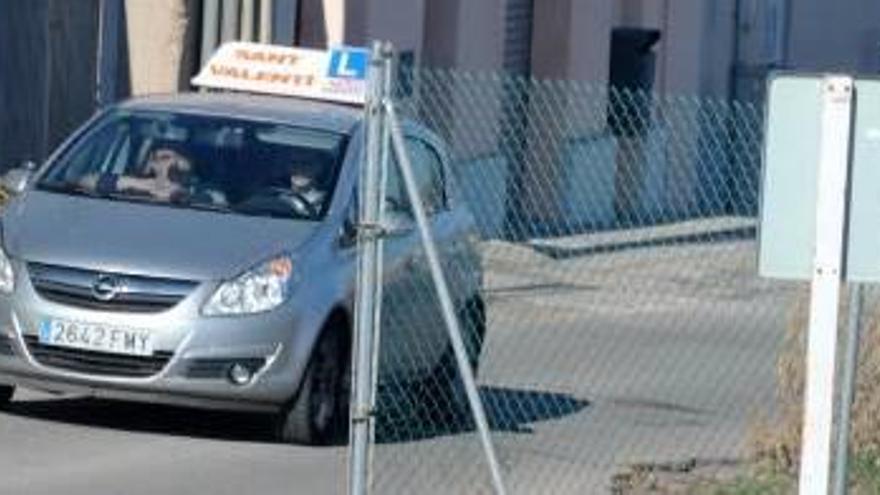 Cotxes d&#039;autoescola en una jornada d&#039;examen de conducció