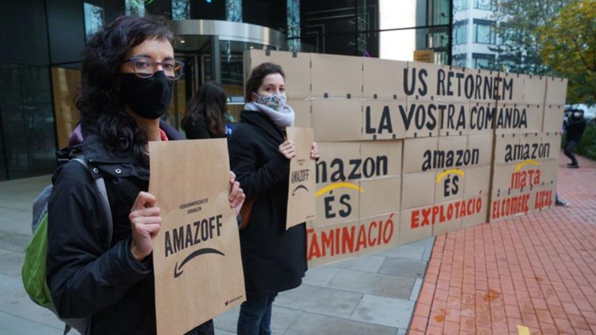 Activistas por el clima ocupan la sede de Amazon en Barcelona