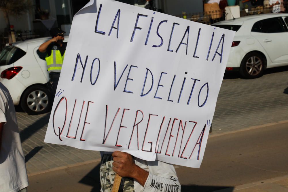 Manifestación para pedir "playas limpias" en Palma