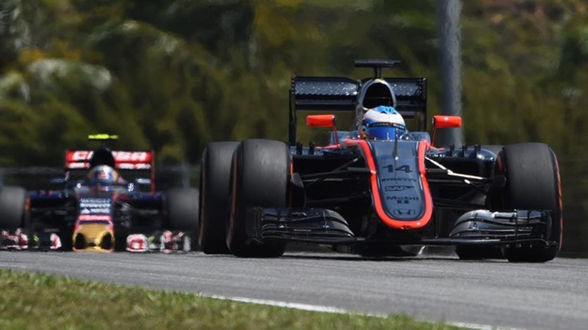 Fernando Alonso, por delante de Carlos Sainz, durante los ensayos libres del GP de Malasia.