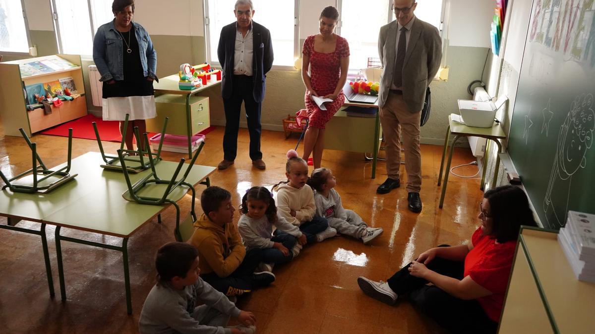 La delegada de la Junta en la escuela de El Piñero, que se reabre después de una década