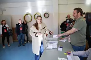 Alba García (Sumar) olvida la papeleta cuando iba a votar
