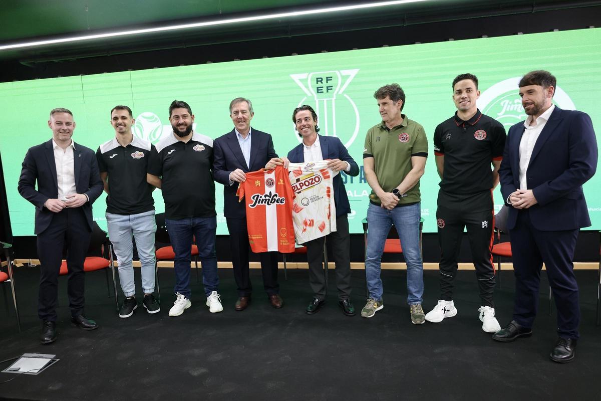 Foto de ambos equipos junto a José Miguel Monje Carrillo y Fran Sánchez