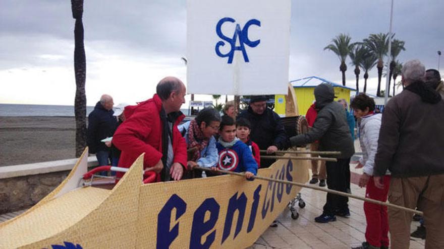 Una réplica de un barco fenicio fue construida por los propios organizadores, al objeto de conducirla a lo largo del paseo marítimo de Torre del Mar, hasta las inmediaciones del club náutico.