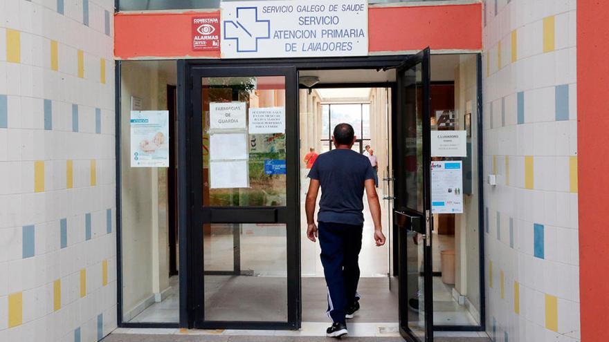 Un paciente entra en un ambulatorio de Vigo // Marta G. Brea