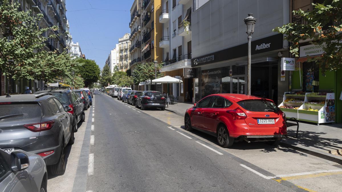 Calle Literato Azorín de Russafa que pasa de aparcamiento gratuito a zona naranja.