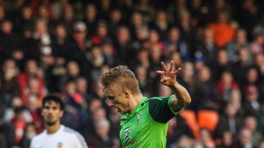 Wass dispara contra la portería de Ryan ayer en Mestalla. // LOF