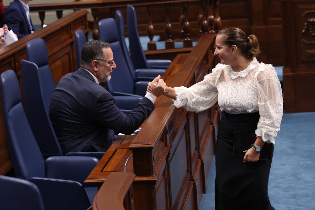 El consejero de Educación, Poli Suárez, y la diputada populista Isabel Saavedra