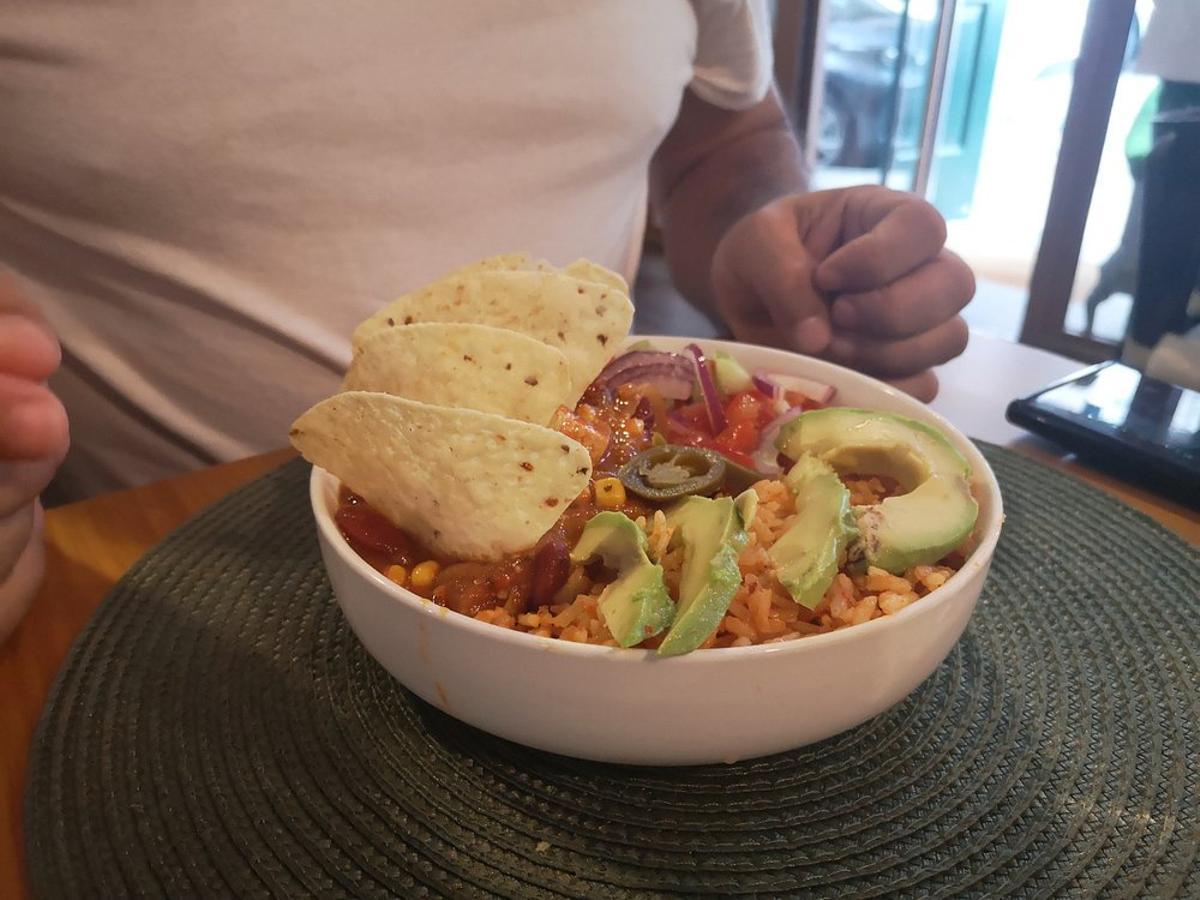 Un bol de nachos y diferentes vegetales de A Porta Verde