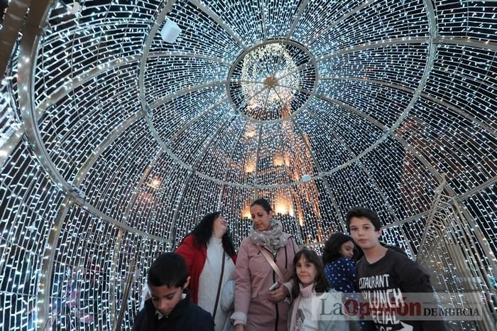 Estrellas y bolas ya brillan en las calles de Murcia