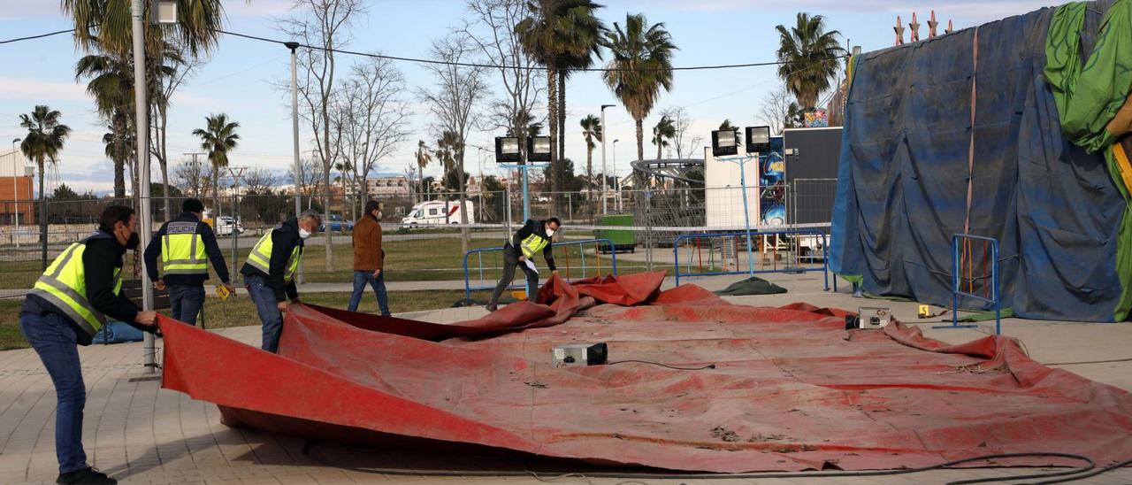 Los agentes de la Policía Judicial investigaron el accidente ocurrido en la feria de atracciones de Mislata. | M.A. MONTESINOS