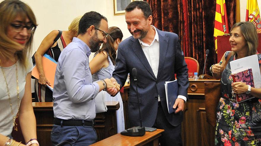 El alcalde, Carlos González, dando la mano al portavoz del gobierno local, Héctor Díez, al finalizar el primer pleno del mandato.