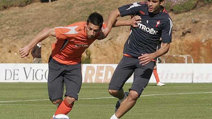 Borja Oubiña trata de frenar el avance de un jugador del filial en el partido de entrenamiento celebrado ayer en A Madroa.