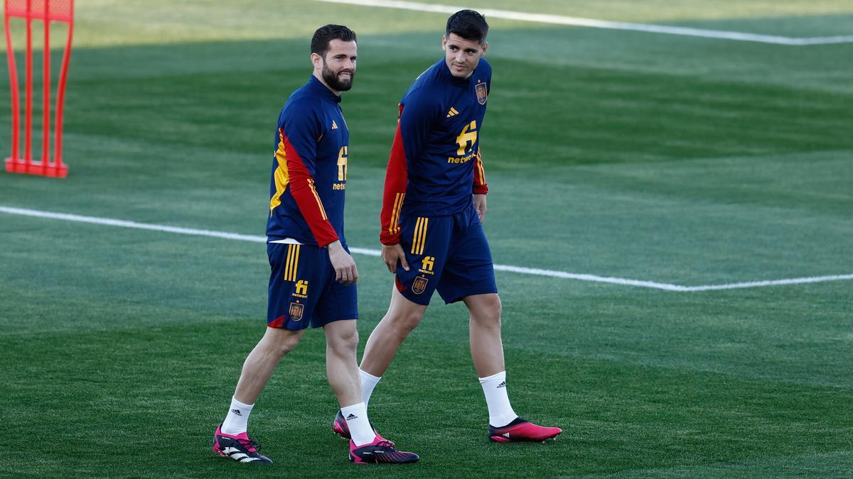 Nacho, con Morata, en un entrenamiento de la selección